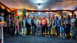 Pose bersama IKBT Mimika dengan pihak Pemerintah Kabupaten Kabupaten Mimika dan para tamu undangan.