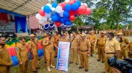 Pelepasan balon udara oleh Plt Bupati Mimika, Johannes Rettob, sebagai tanda dicabutnya pemberlakuan pembatasan kegiatan belajar mengajar (KBM) 50 persen. 