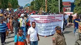 Ratusan massa aksi dari Asosiasi Honorer Nabire melakukan long march dari Kantor BKPSDM menuju Kantor Bupati Nabire, Senin (16/1/2023). (Foto: GaleriPapua.com)