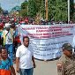 Ratusan massa aksi dari Asosiasi Honorer Nabire melakukan long march dari Kantor BKPSDM menuju Kantor Bupati Nabire, Senin (16/1/2023). (Foto: GaleriPapua.com)