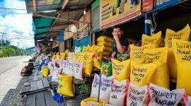 Lapak para pengecer beras di pusat perbelanjaan Pasar Sentral Timika, Rabu (18/1/2023). 