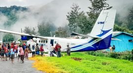 Tampak pesawat Sam Air/PK-SMS yang overshoot saat landing di Bandara Beoga, Kabupaten Puncak, Papua Tengah, Senin (23/1/2023) pagi. 