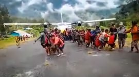 Tampak masyarakat Distrik Beoga sedang menarik pesawat SAM Air/PK-SMS menggunakan tali di landasan pacu Bandara Beoga, Kabupaten Puncak, Papua Tengah, Senin (23/1/2023). (Foto: tangkapan layar video amatir)