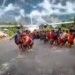 Tampak masyarakat Distrik Beoga sedang menarik pesawat SAM Air/PK-SMS menggunakan tali di landasan pacu Bandara Beoga, Kabupaten Puncak, Papua Tengah, Senin (23/1/2023). (Foto: tangkapan layar video amatir)