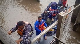 Personil tim gabungan pada hari Senin (23/1/2023) melakukan pencarian terhadap korban Pinus (7) yang tenggelam di dermaga Tomor, Kabupaten Asmat. 