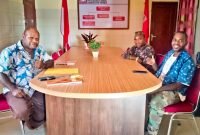 Direktur Yayasan Pengembangan Talenta Papua (YPTP) Pastor Didimus Kosi, OFM (kiri) saat melayani pendaftaran dua anak asli Papua di Kantor YPTP, Jalan Hasanuddin, Timika, Papua Tengah.