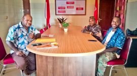 Direktur Yayasan Pengembangan Talenta Papua (YPTP) Pastor Didimus Kosi, OFM (kiri) saat melayani pendaftaran dua anak asli Papua di Kantor YPTP, Jalan Hasanuddin, Timika, Papua Tengah.