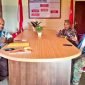 Direktur Yayasan Pengembangan Talenta Papua (YPTP) Pastor Didimus Kosi, OFM (kiri) saat melayani pendaftaran dua anak asli Papua di Kantor YPTP, Jalan Hasanuddin, Timika, Papua Tengah.