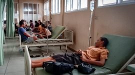 Tampak siswa SMPN 1 Nabire dirawat di RSUD Siriwini Nabire setelah mengikuti program POPM Frambusia, Sabtu (28/1/2023). (Foto: Galeri Papua)