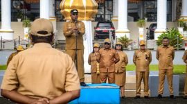 Plt Bupati Mimika, Johannes Rettob, memimpin apel gabungan bersama para ASN dan non ASN di pelataran Kantor Pusat Pemerintahan Mimika, Jalan Poros SP3, Timika, Papua Tengah, Senin (30/1/2023). (Foto: Cristian Lengitubun)
