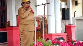 Pj Gubernur Papua Tengah, Ribka Haluk, saat memberikan amanat dalam apel gabungan di kantor Gubernur Papua Tengah, Jalan Merdeka Nabire, Senin (30/1/2023) Pagi.  (Foto: Galeripapua.com) 