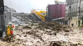 Tampak banjir bandang di Mile Point 74 PT Freeport Indonesia, Distrik Tembagapura, Mimika, Papua Tengah, Sabtu (11/2/2023) sore. (Foto: tangkapan layar video amatir) 