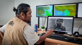 Forecaster Badan Meteorologi Klimatologi dan Geofisika (BMKG) Timika, Dwi Christanto, saat menjelaskan prakiraan cuaca selama bulan Februari, Rabu (1/2/2023) di Kantor BMKG Timika.