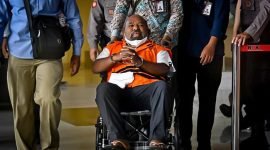 Gubernur Papua, Lukas Enembe, diduga menerima suap dari Direktur PT Tabi Bangun Papua, Rijatono Lakka, sebesar Rp1 miliar. (Foto: Detiknews)