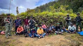 Tim Satgas Gabungan TNI-Polri bersama kelima belas pekerja puskesmas dan tiga warga asli Nduga.
