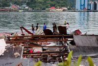 Tampak puing bangunan yang roboh dan masuk ke laut akibat gempa yang mengguncang Kota Jayapura, Papua, pada Kamis (9/2/2023). 
