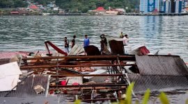 Tampak puing bangunan yang roboh dan masuk ke laut akibat gempa yang mengguncang Kota Jayapura, Papua, pada Kamis (9/2/2023). 
