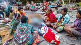 Tampak salah satu jenazah korban banjir bandang dikelilingi warga setempat. 