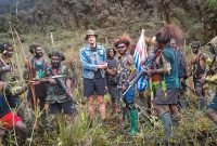 Panglima Pertahanan Daerah Kodap III Ndugama-Derakma, Brigjen Egianus Kogeya, berjabat tangan dengan pilot Kapten Philip Mark Mehrtens.