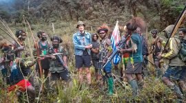 Panglima Pertahanan Daerah Kodap III Ndugama-Derakma, Brigjen Egianus Kogeya, berjabat tangan dengan pilot Kapten Philip Mark Mehrtens.