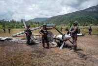 Petugas Kepolisian saat berada di lapangan terbang Distrik Paro, Kabupaten Nduga, tempat kejadian pesawat Susi Air PK-BVY dibakar kelompok bersenjata Egianus Kogeya. (Foto: Istimewa) 