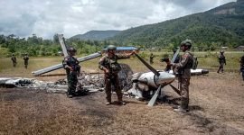 Petugas Kepolisian saat berada di lapangan terbang Distrik Paro, Kabupaten Nduga, tempat kejadian pesawat Susi Air PK-BVY dibakar kelompok bersenjata Egianus Kogeya. (Foto: Istimewa) 