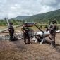Petugas Kepolisian saat berada di lapangan terbang Distrik Paro, Kabupaten Nduga, tempat kejadian pesawat Susi Air PK-BVY dibakar kelompok bersenjata Egianus Kogeya. (Foto: Istimewa) 