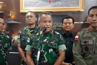Pangdam/Cendrawasih, Mayjen TNI Muhamad Saleh Mustafa, didampingi Danrem 172/PWY, Brigjen TNI JO Sembiring, dan Danpas brimob III, Brigjen Pol. Gatot, saat memberikan keterangan pers ihwal penyelamatan pilot Susi Air di Mako Lanud Yohanis Kapiyau, Kelurahan Kwamki, Distrik Mimika Baru, Mimika, Papua Tengah, Kamis (16/2/2023).