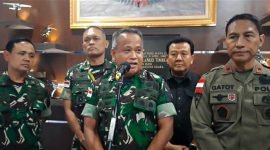 Pangdam/Cendrawasih, Mayjen TNI Muhamad Saleh Mustafa, didampingi Danrem 172/PWY, Brigjen TNI JO Sembiring, dan Danpas brimob III, Brigjen Pol. Gatot, saat memberikan keterangan pers ihwal penyelamatan pilot Susi Air di Mako Lanud Yohanis Kapiyau, Kelurahan Kwamki, Distrik Mimika Baru, Mimika, Papua Tengah, Kamis (16/2/2023).