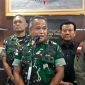 Pangdam/Cendrawasih, Mayjen TNI Muhamad Saleh Mustafa, didampingi Danrem 172/PWY, Brigjen TNI JO Sembiring, dan Danpas brimob III, Brigjen Pol. Gatot, saat memberikan keterangan pers ihwal penyelamatan pilot Susi Air di Mako Lanud Yohanis Kapiyau, Kelurahan Kwamki, Distrik Mimika Baru, Mimika, Papua Tengah, Kamis (16/2/2023).