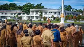 Suasana apel gabungan pada Senin (20/2/2023) pagi di Kantor Pusat Pemerintahan, Jalan Poros SP3, Timika, Papua Tengah. 
