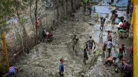 Tampak warga masyarakat berbondong-bondong datangi lokasi untuk mengumpulkan konsentrat dan melakukan aktivitas mendulang. 