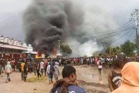 Tampak kobaran api dan kepulan asap dari salah satu kios yang dibakar massa di Wamena, Kamis (23/2/2023). 