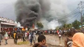 Tampak kobaran api dan kepulan asap dari salah satu kios yang dibakar massa di Wamena, Kamis (23/2/2023). 