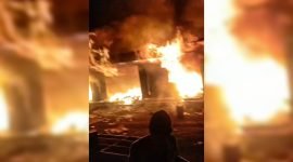 Tampak api sedang melahap sejumlah bangunan di Pasar Sore Tapioka KPR Siriwini, Nabire, Papua Tengah, Jumat (24/2/2023) dini hari. 
