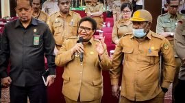 Pj Gubernur Papua Tengah saat bertatap muka dengan wartawan seusai kegiatan rapat koordinasi bersama Forkopimda Kabupaten Mimika di Hotel Horison Diana, Timika, Papua Tengah, Selasa (28/2/2023). 