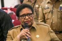 Penjabat Gubernur Papua Tengah, Ribka Haluk, saat memberikan atensi terhadap kasus hoaks yang marak terjadi di Papua.