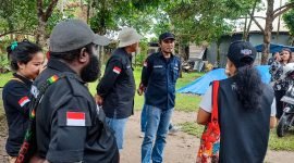 Bawaslu Mimika saat melakukan Patroli Pengawasan Kawal Hak Pilih di salah satu titik di Jalan Kartini Ujung, Distrik Mimika Baru, Kabupaten Mimika, Papua Tengah, Jumat (3/3/2023). 