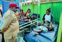 Bupati Puncak, Willem Wandik, saat mengunjungi anak-anak yang menderita campak. (Foto: Diskominfo Puncak)
