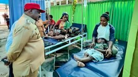 Bupati Puncak, Willem Wandik, saat mengunjungi anak-anak yang menderita campak. (Foto: Diskominfo Puncak)