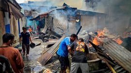 Masyarakat berjibaku membantu memadamkan api yang kian menjalar ke beberapa rumah lainnya di tembusan Jalan Seroja, Timika, Papua Tengah, Senin (6/3/2023) siang.