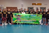 Foto bersama Asisten III Bidang Administrasi Umum Setda Mimika, Hendriette Tandiono, dengan para pemain dan official tim Futsal Kabupaten Mimika, di Bandara Mozes Kilangin Timika, Rabu (8/3/2023) pagi. (Foto: istimewa)