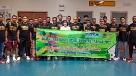 Foto bersama Asisten III Bidang Administrasi Umum Setda Mimika, Hendriette Tandiono, dengan para pemain dan official tim Futsal Kabupaten Mimika, di Bandara Mozes Kilangin Timika, Rabu (8/3/2023) pagi. (Foto: istimewa)