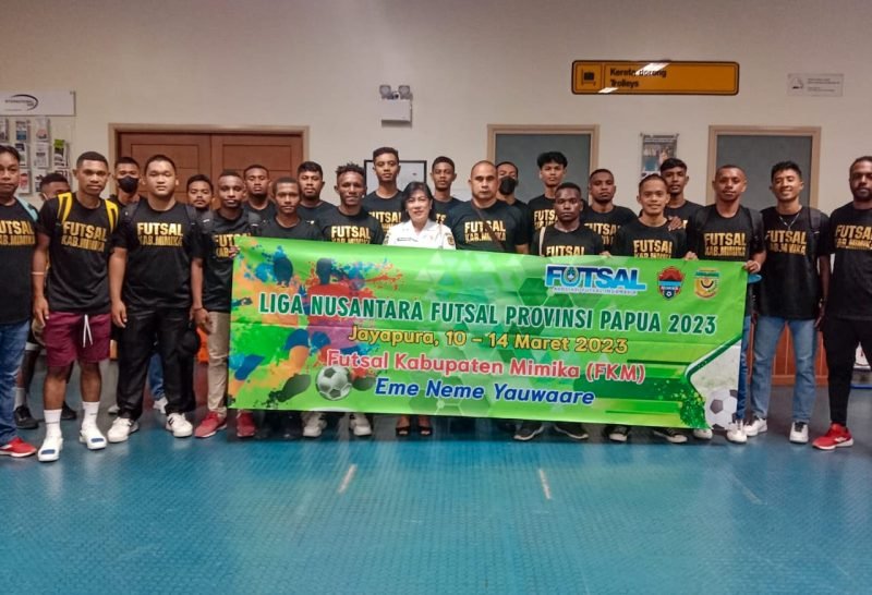Foto bersama Asisten III Bidang Administrasi Umum Setda Mimika, Hendriette Tandiono, dengan para pemain dan official tim Futsal Kabupaten Mimika, di Bandara Mozes Kilangin Timika, Rabu (8/3/2023) pagi. (Foto: istimewa)