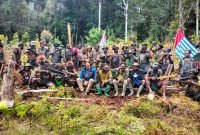 Pilot Susi Air Kapten Philip Marten bersama sejumlah anggota TPNPB KODAP III Ndugama-Derakma pimpinan Brigjen Egianus Kogoya. (Sumber foto: Jubir TPNPB-OPM, Sebby Sambom) 