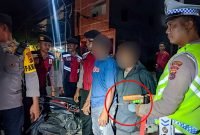 Polisi menyita sajam berupa pisau dan sangkur dari pengendara yang melintas di Jalan Budi Utomo, Timika, Papua Tengah, Jumat (10/3/2023) malam. 
