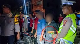 Polisi menyita sajam berupa pisau dan sangkur dari pengendara yang melintas di Jalan Budi Utomo, Timika, Papua Tengah, Jumat (10/3/2023) malam. 