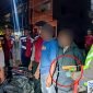 Polisi menyita sajam berupa pisau dan sangkur dari pengendara yang melintas di Jalan Budi Utomo, Timika, Papua Tengah, Jumat (10/3/2023) malam. 