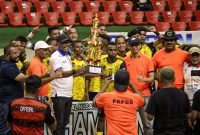 Tim Futsal Kabupaten Mimika saat menerima Piala Juara Linus 2023 dari Panitia di GOR Cendrawasih APO, Kota Jayapura, Sabtu (11/3/2023). (Foto: Istimewa)