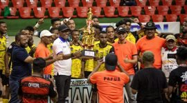 Tim Futsal Kabupaten Mimika saat menerima Piala Juara Linus 2023 dari Panitia di GOR Cendrawasih APO, Kota Jayapura, Sabtu (11/3/2023). (Foto: Istimewa)